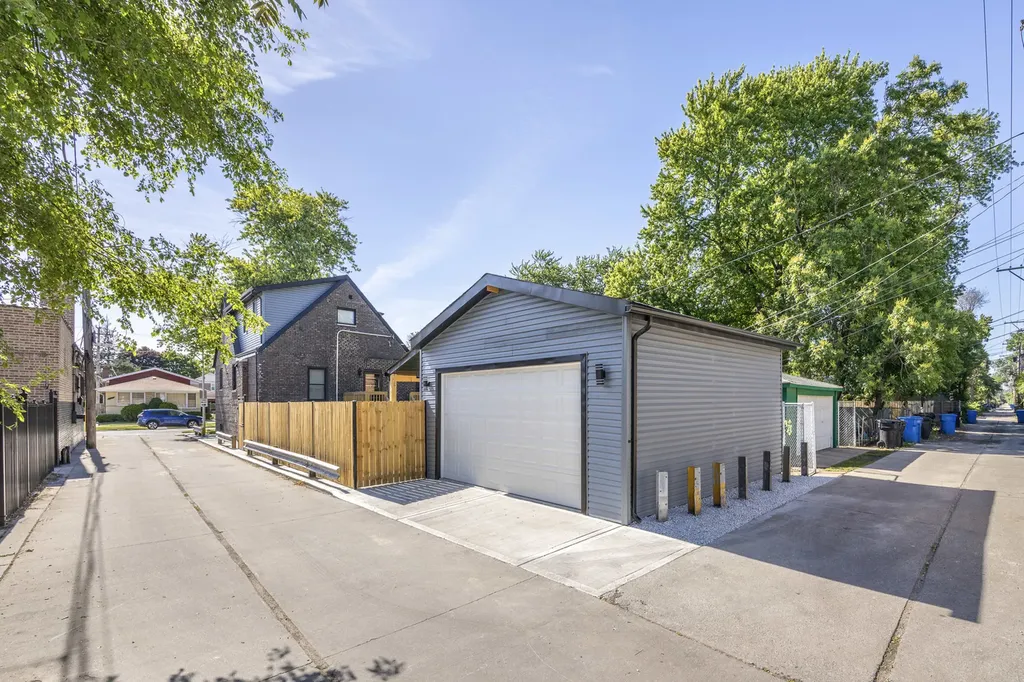 8645 South Bennett Avenue Chicago IL 60617