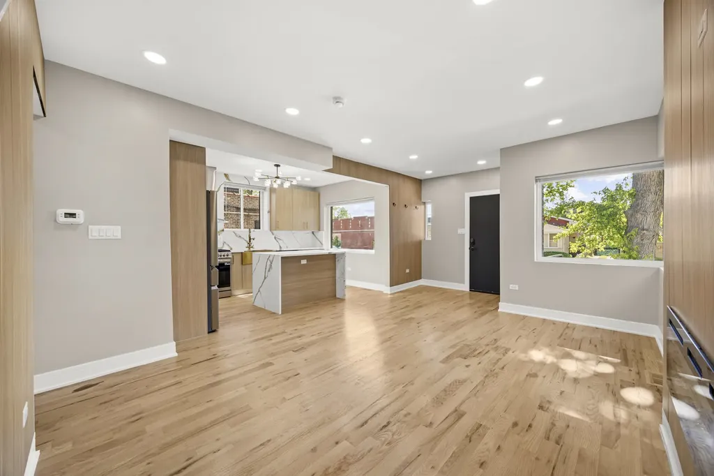 8645 South Bennett Avenue Chicago IL 60617
