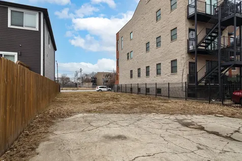614 East 43rd Street Chicago IL 60653