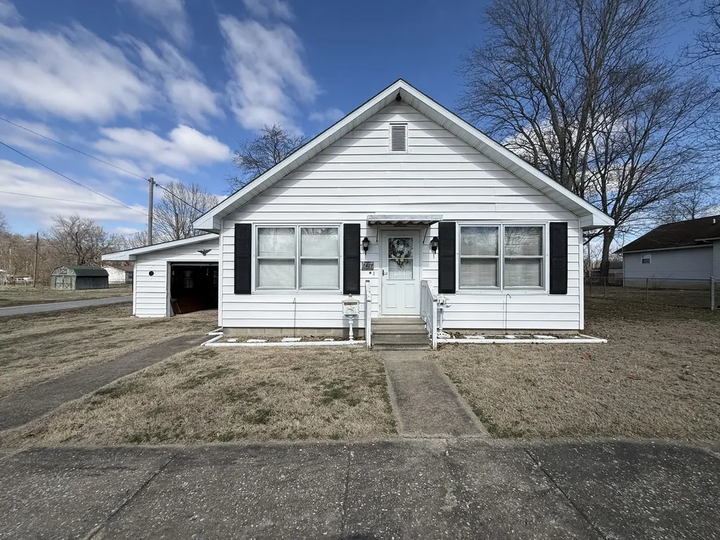 1421 West Maple Street Herrin IL 62948