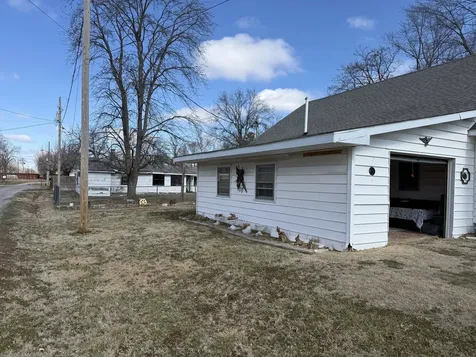 1421 West Maple Street Herrin IL 62948