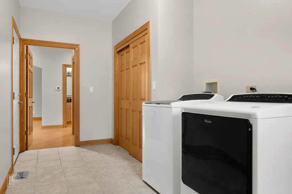 1017 East Red Oak Street Addison IL 60101