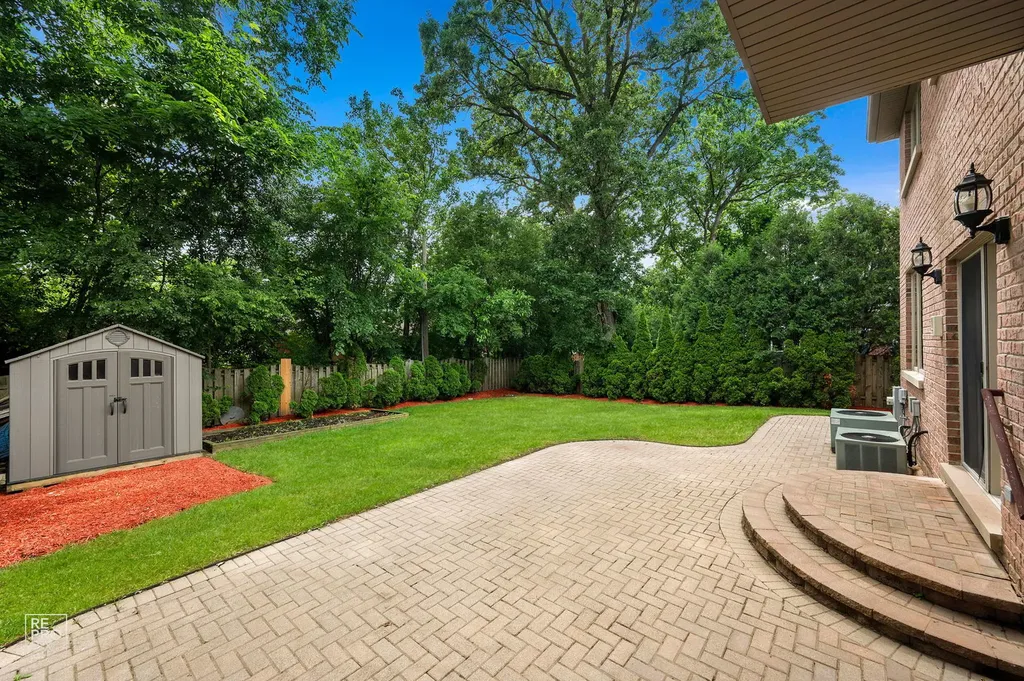 1017 East Red Oak Street Addison IL 60101