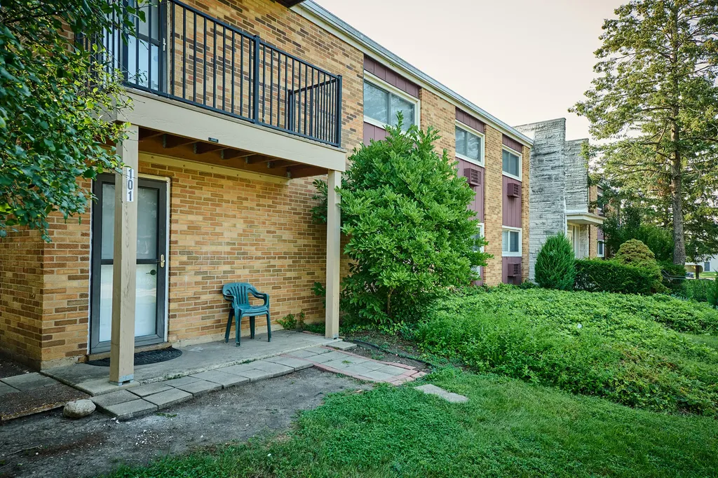1320A Lore Lane Lombard IL 60148