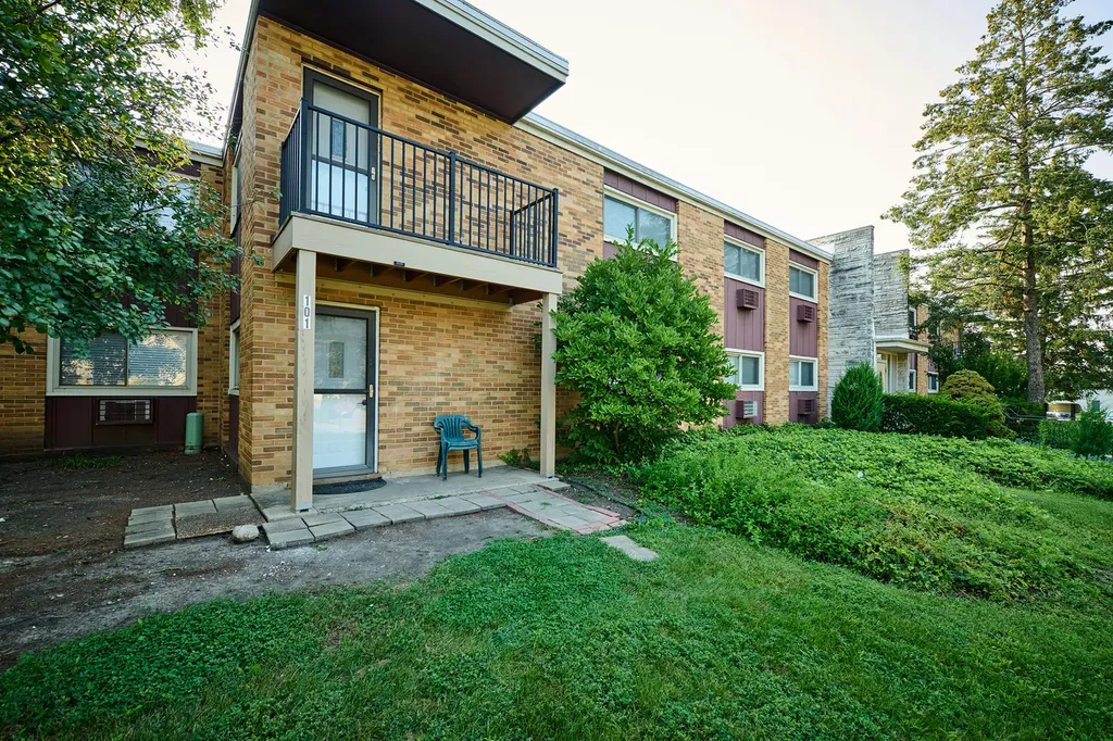 1320A Lore Lane Lombard IL 60148