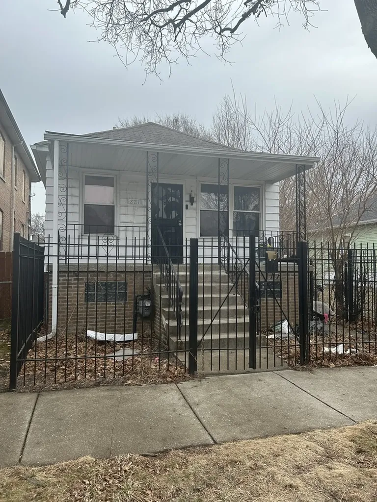 8211 South Saginaw Avenue Chicago IL 60617