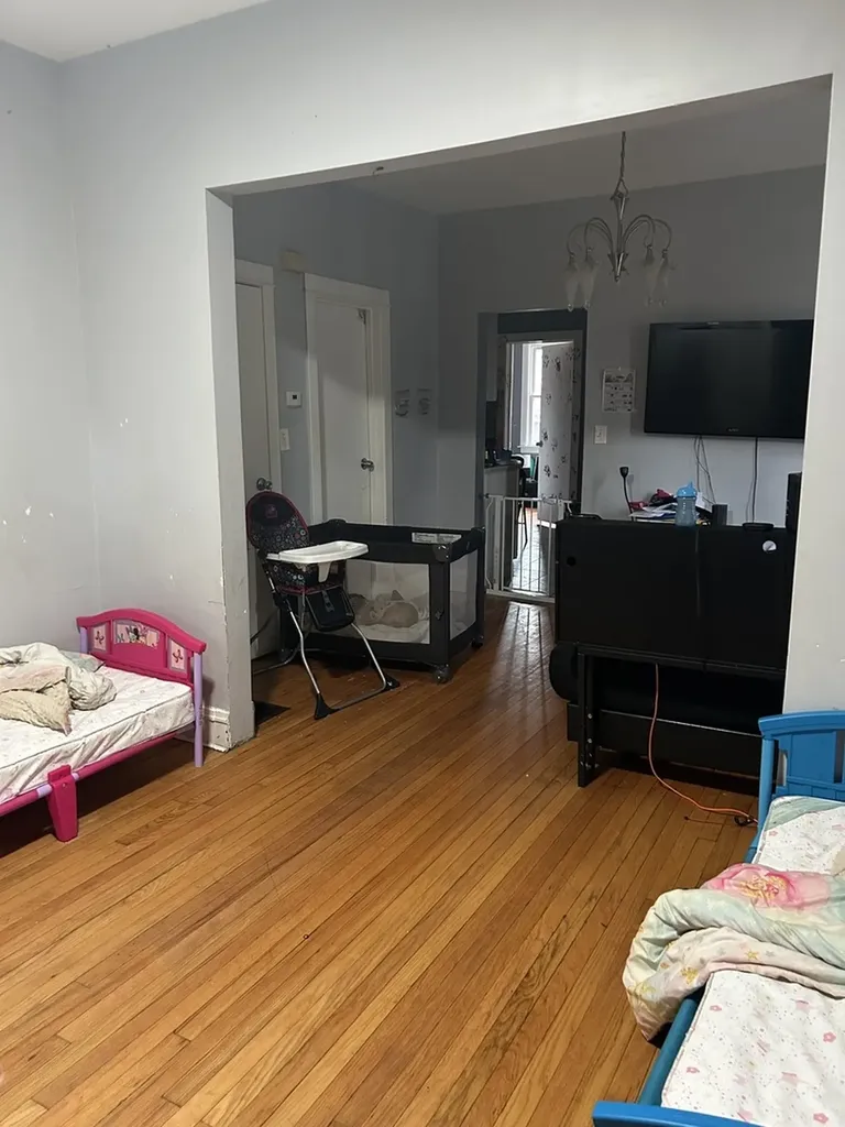 8211 South Saginaw Avenue Chicago IL 60617