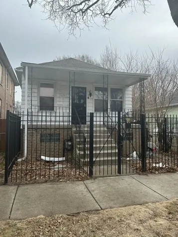 8211 South Saginaw Avenue Chicago IL 60617