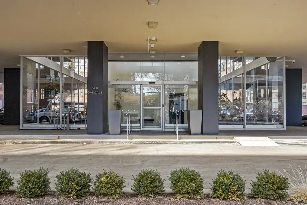 320 West Oakdale Avenue Chicago IL 60657