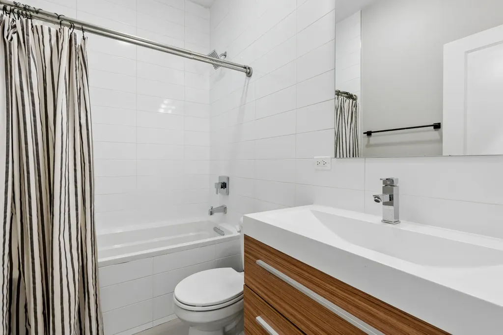 4038 North Western Avenue Chicago IL 60618