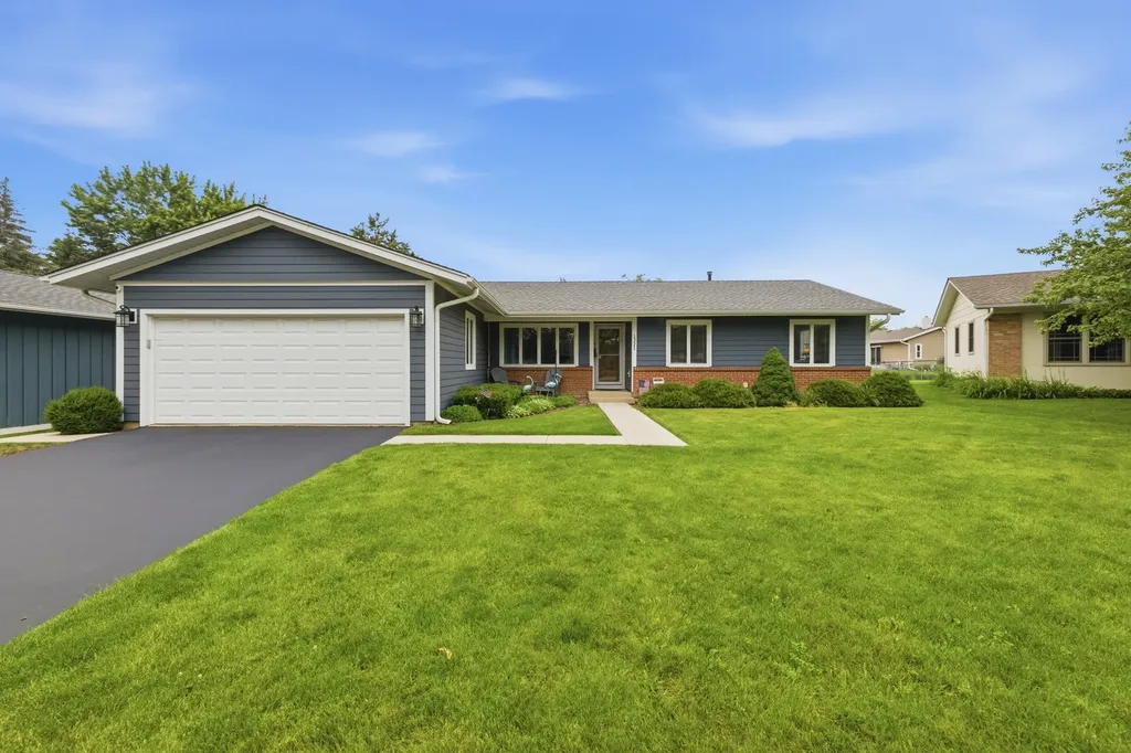 1321 Cumberland Circle E Elk Grove Village IL 60007