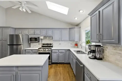 1321 Cumberland Circle E Elk Grove Village IL 60007