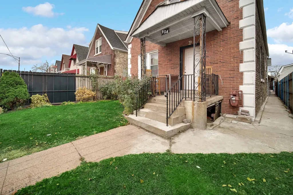 924 North Pulaski Avenue Chicago IL 60651