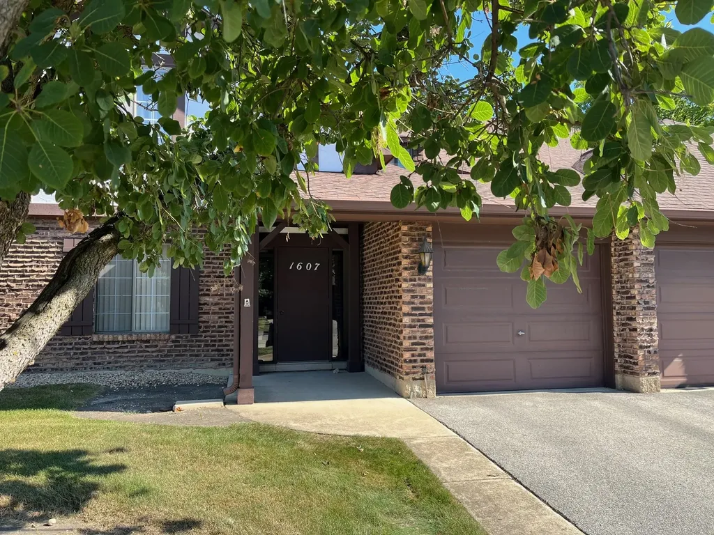 1607 Thames Court Wheaton IL 60189
