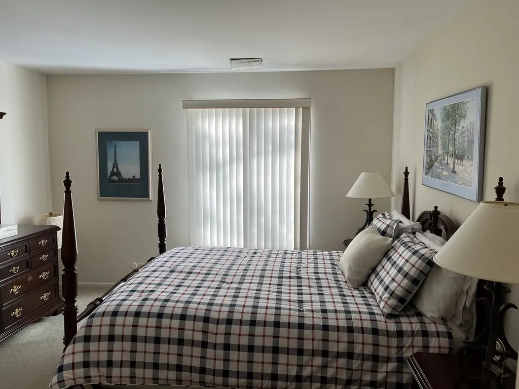 1607 Thames Court Wheaton IL 60189