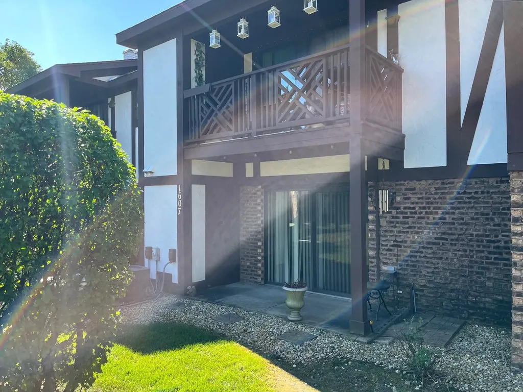 1607 Thames Court Wheaton IL 60189