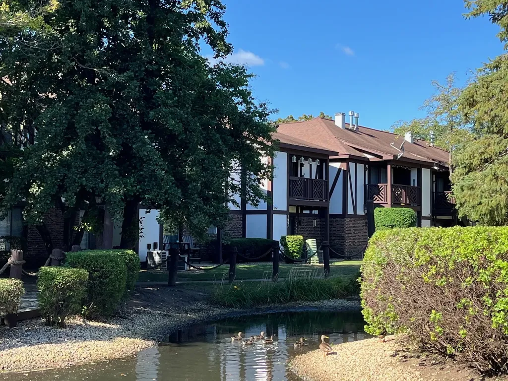 1607 Thames Court Wheaton IL 60189