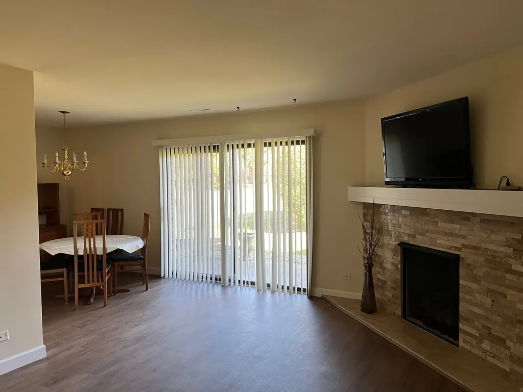 1607 Thames Court Wheaton IL 60189