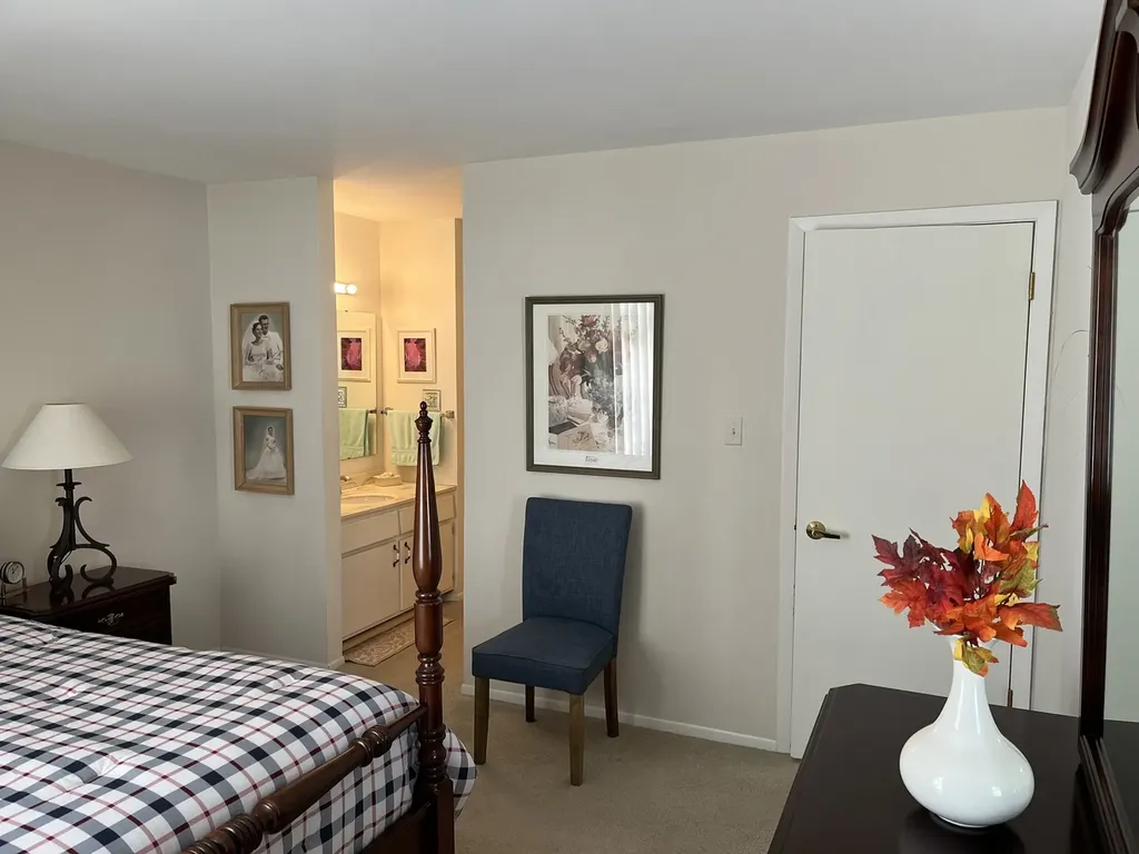 1607 Thames Court Wheaton IL 60189