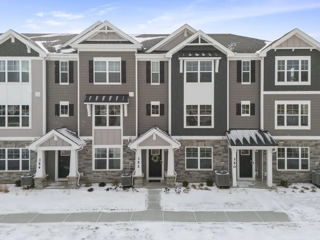 352 Bridgeview Court St. Charles IL 60174