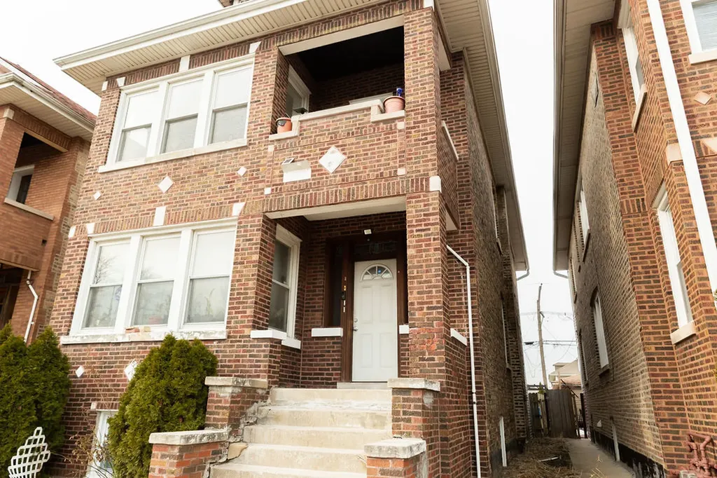 5752 South Whipple Street Chicago IL 60629