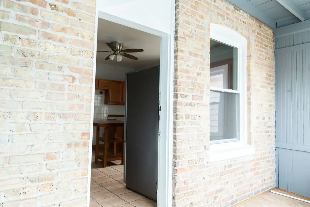 5752 South Whipple Street Chicago IL 60629