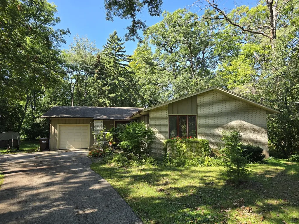 905 Hickory Road Woodstock IL 60098