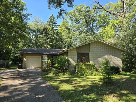 905 Hickory Road Woodstock IL 60098