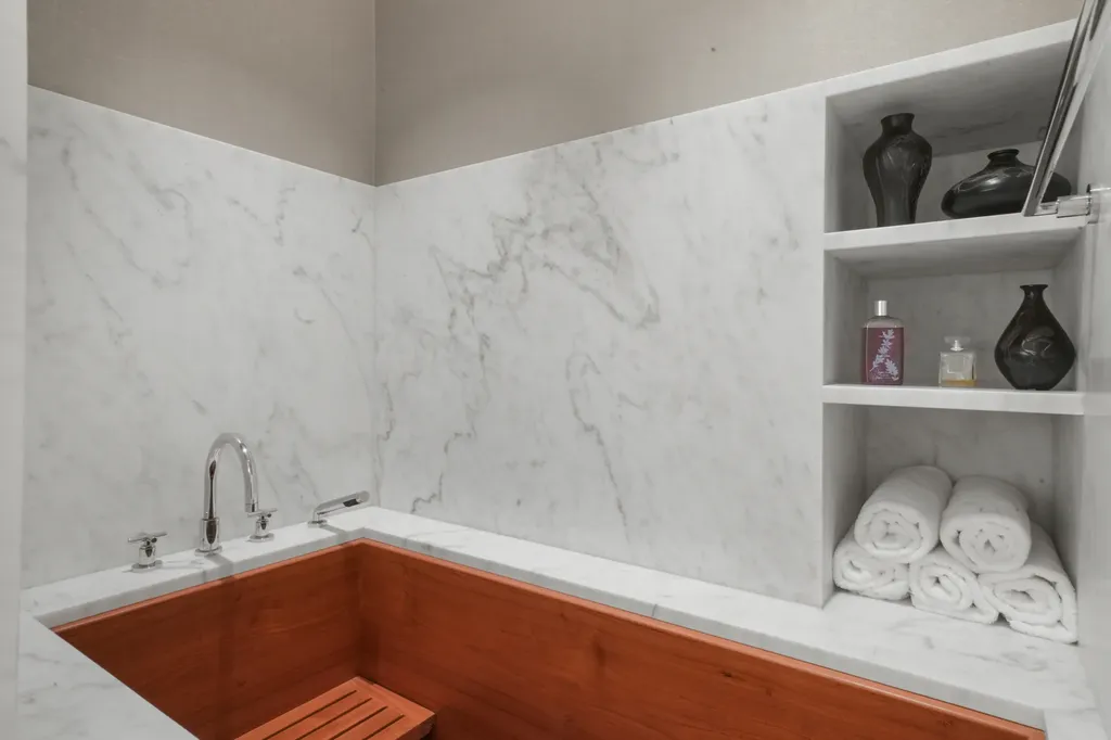 10 East Delaware Place Chicago IL 60611