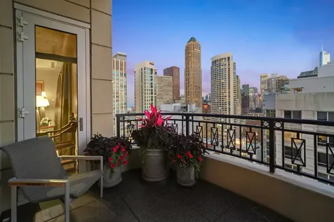 10 East Delaware Place Chicago IL 60611