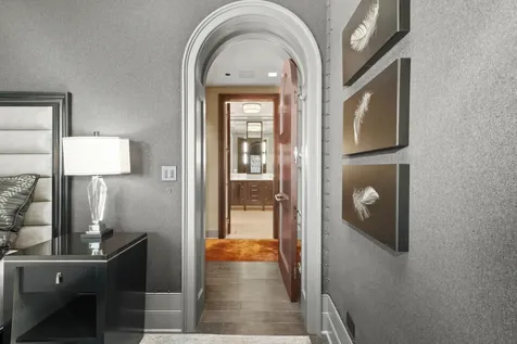 10 East Delaware Place Chicago IL 60611