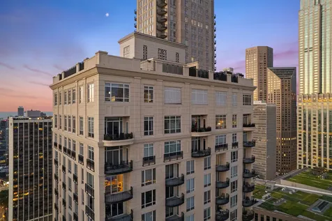10 East Delaware Place Chicago IL 60611