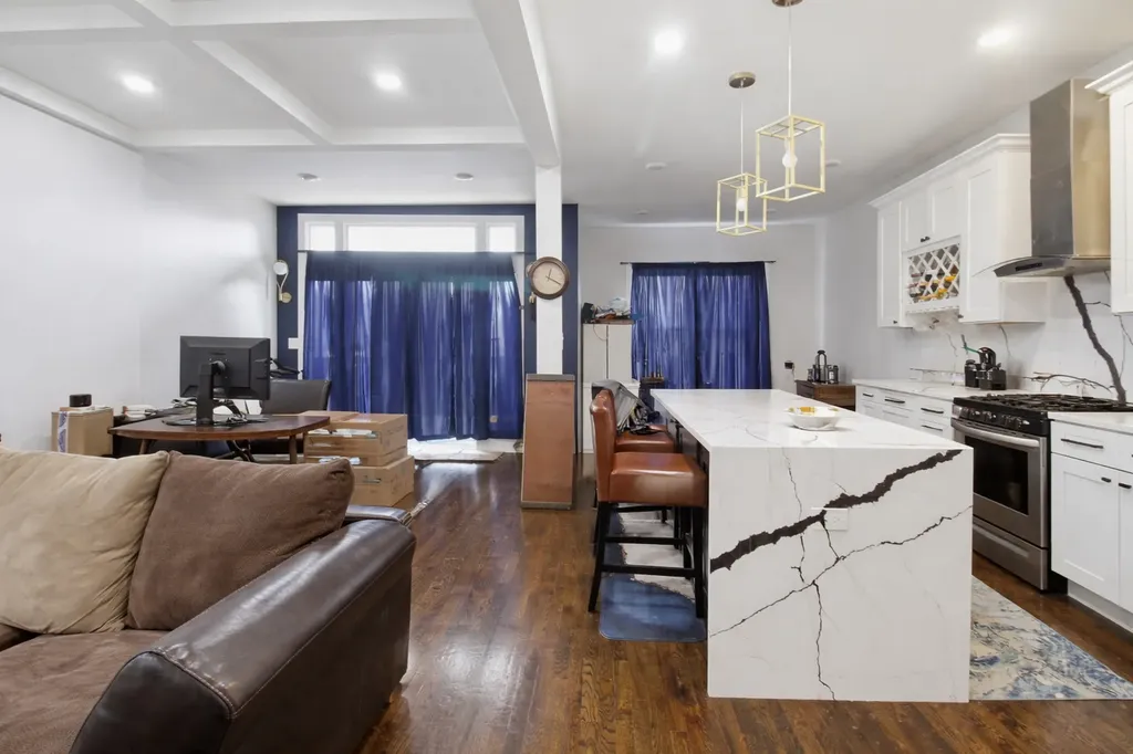 7537 South May Street Chicago IL 60620