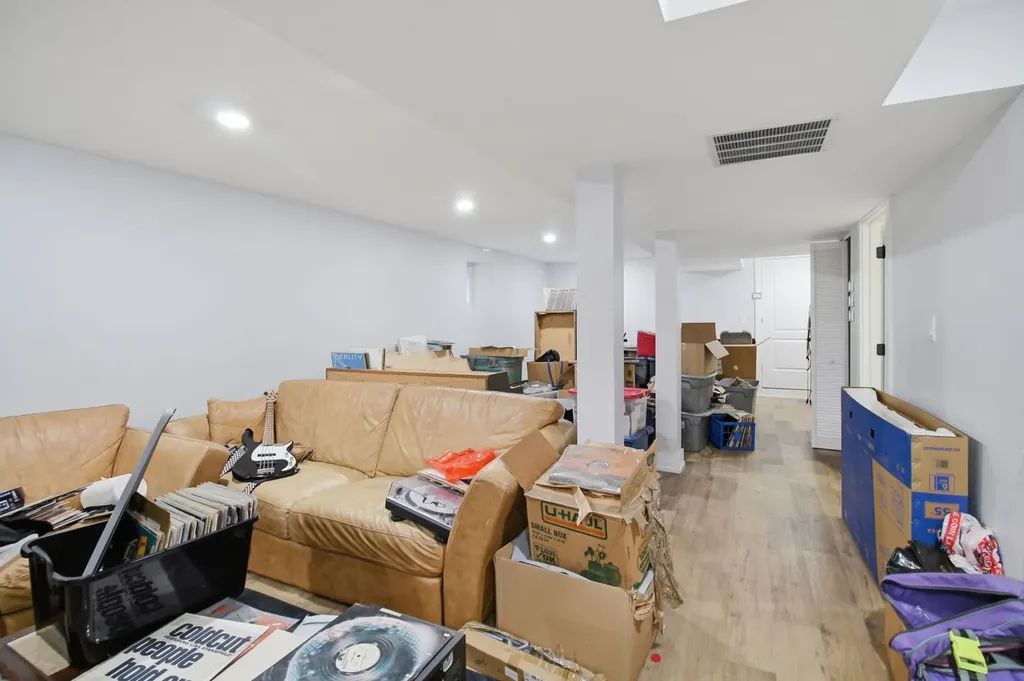 7537 South May Street Chicago IL 60620