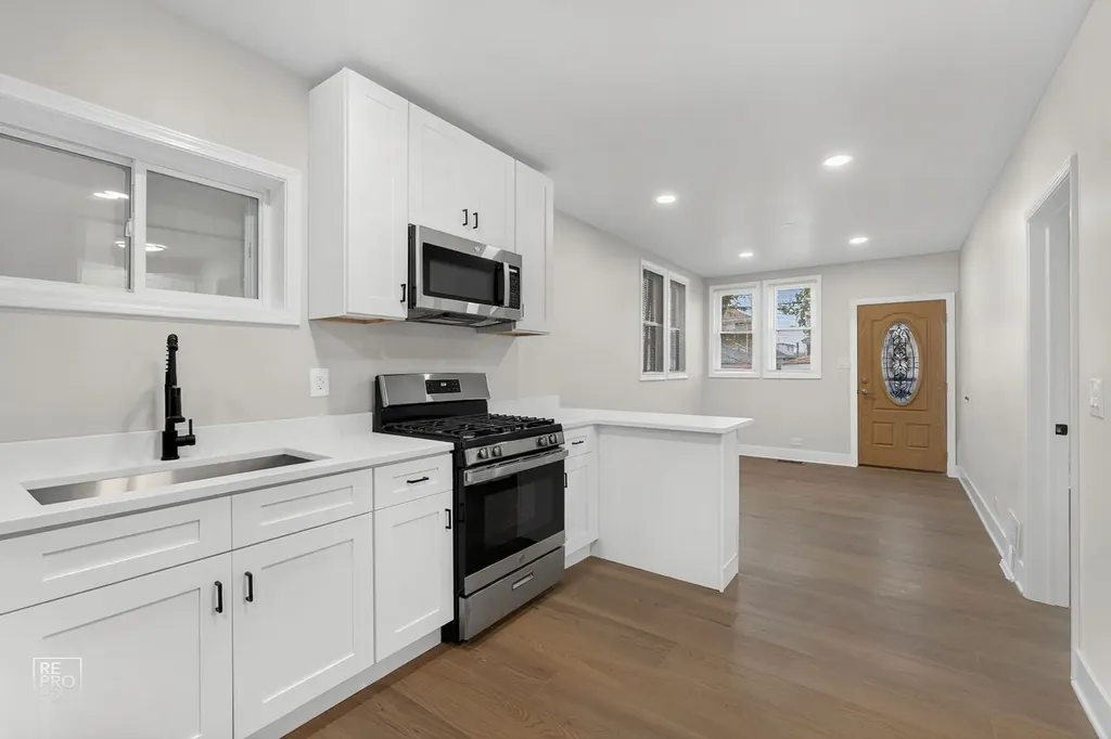 8420 South Carpenter Street Chicago IL 60620