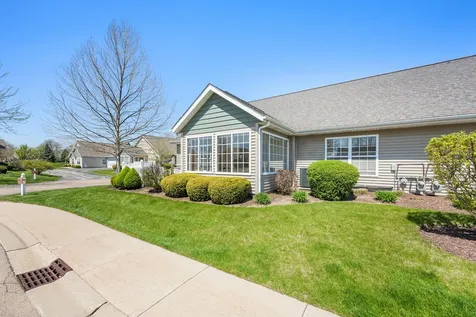 2105 Waterbury Lane W Sycamore IL 60178