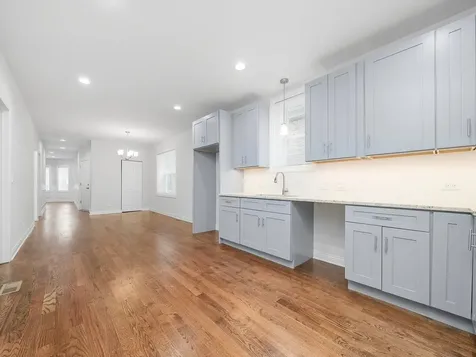 8722 South Kingston Avenue Chicago IL 60617