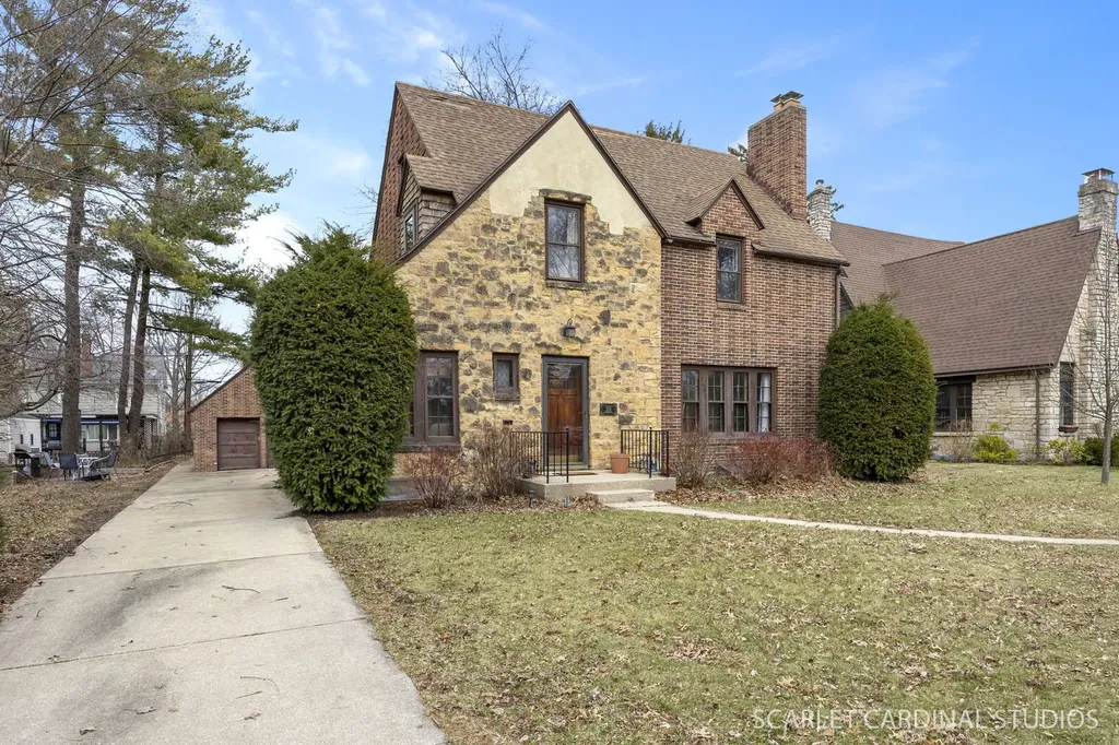 355 Lawndale Avenue Aurora IL 60506