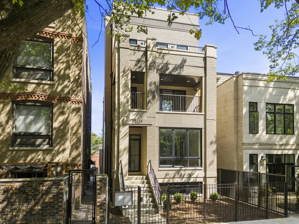 2135 North Lakewood Avenue Chicago IL 60614