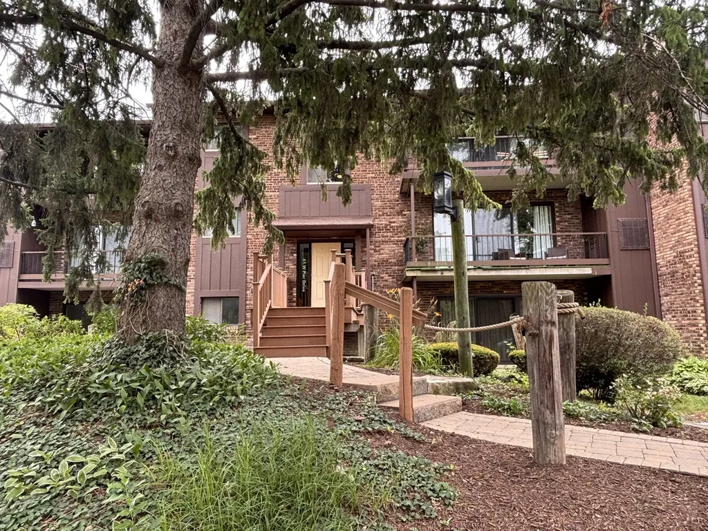 61 West Pier Drive Westmont IL 60559
