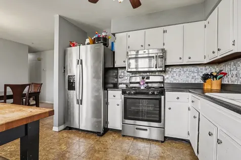 945 Surrey Court Joliet IL 60431