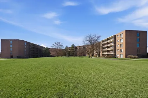 5 East Carriageway Drive Hazel Crest IL 60429