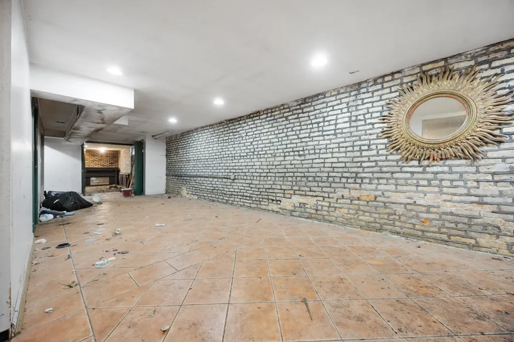 3143 South Giles Avenue Chicago IL 60616