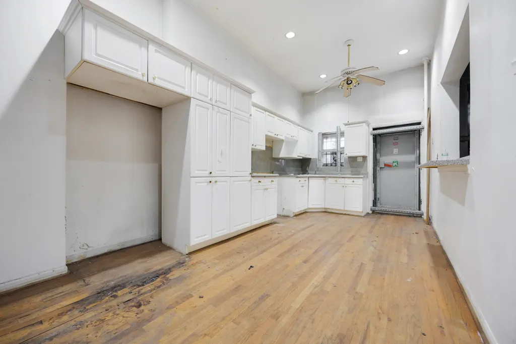 3143 South Giles Avenue Chicago IL 60616