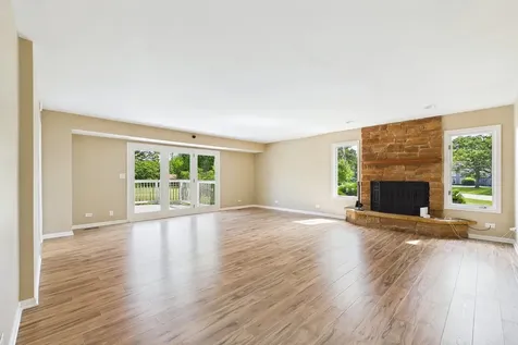209 Mooregate Trail Hawthorn Woods IL 60047