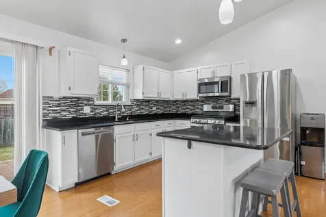 2104 Oakleaf Lane Lake Villa IL 60046