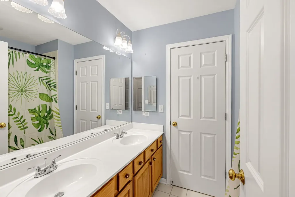 4 Sherwood Court Lake In The Hills IL 60156