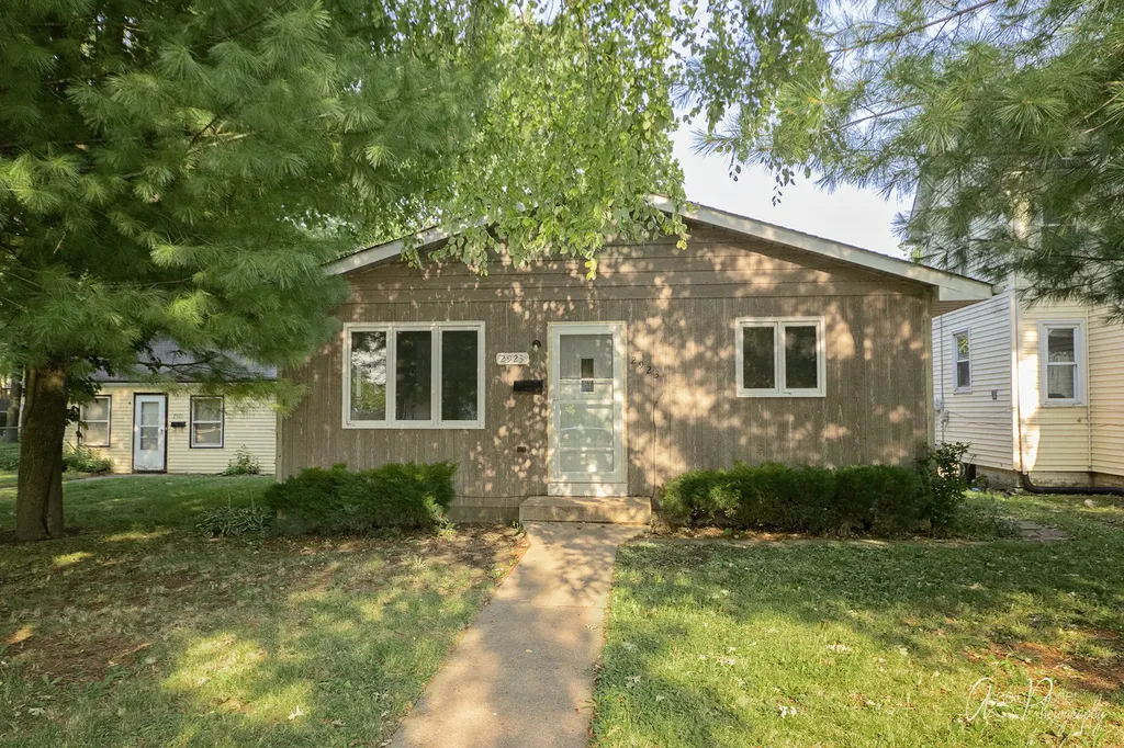 2923 Ezra Avenue N Zion IL 60099