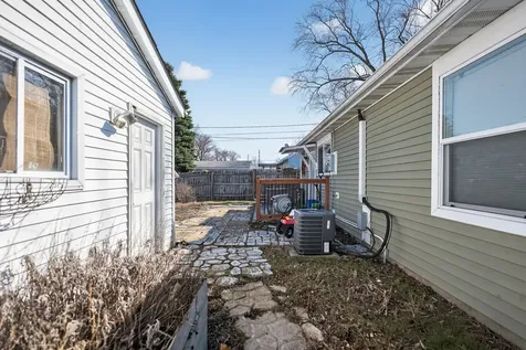 1021 East Taylor Street Dekalb IL 60115
