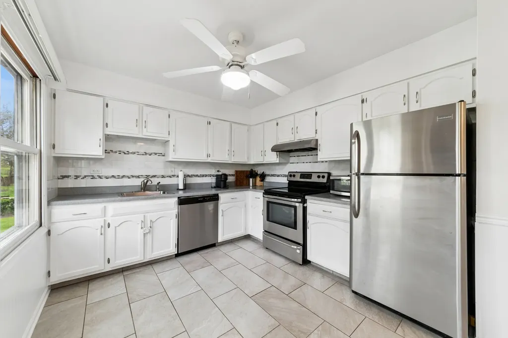 1813 Lancashire Court Schaumburg IL 60194